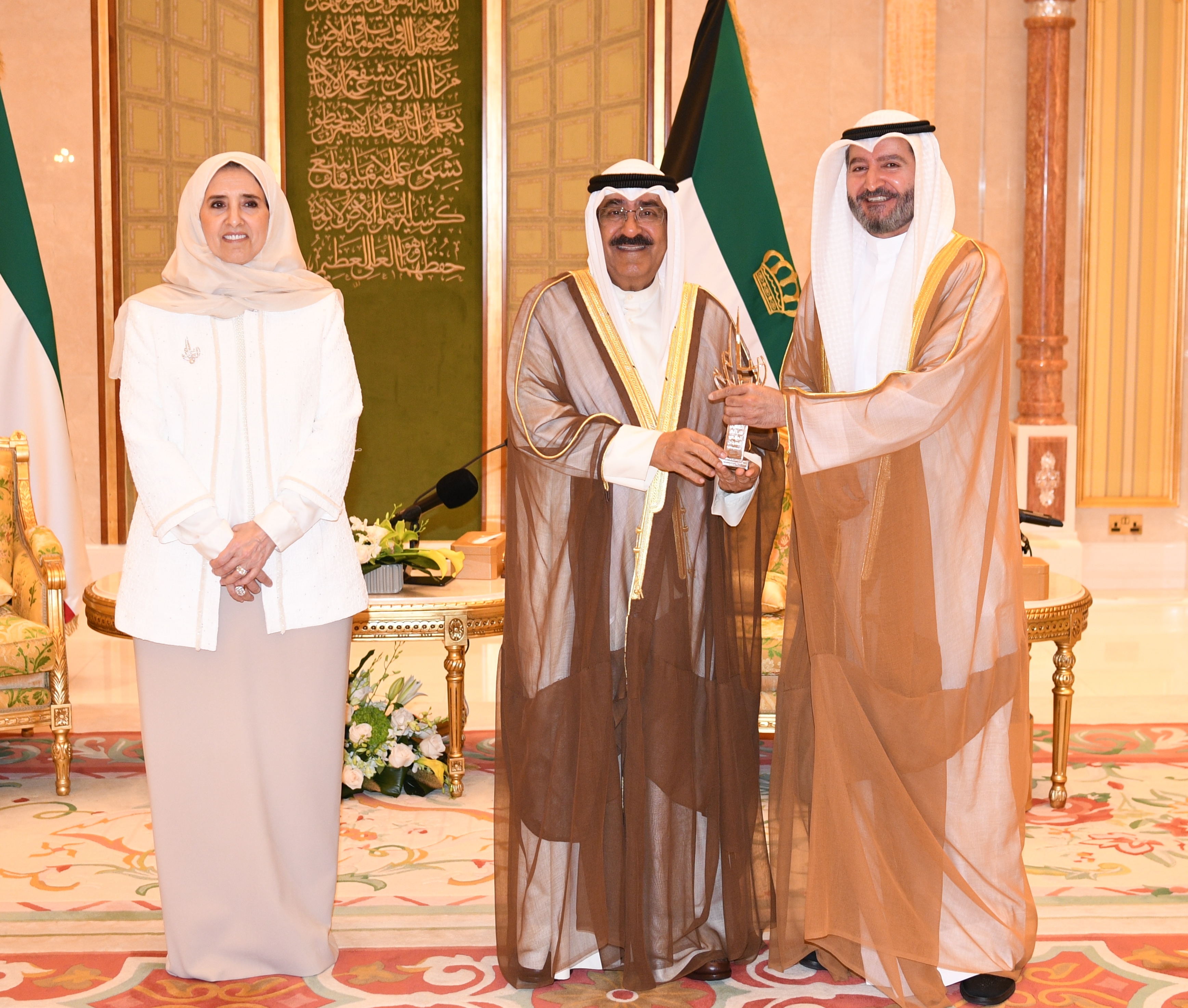 سمو أمير البلاد أثناء يسلم رئيس مجلس إدارة بيت التمويل الكويتي (بيتك) جائزته	