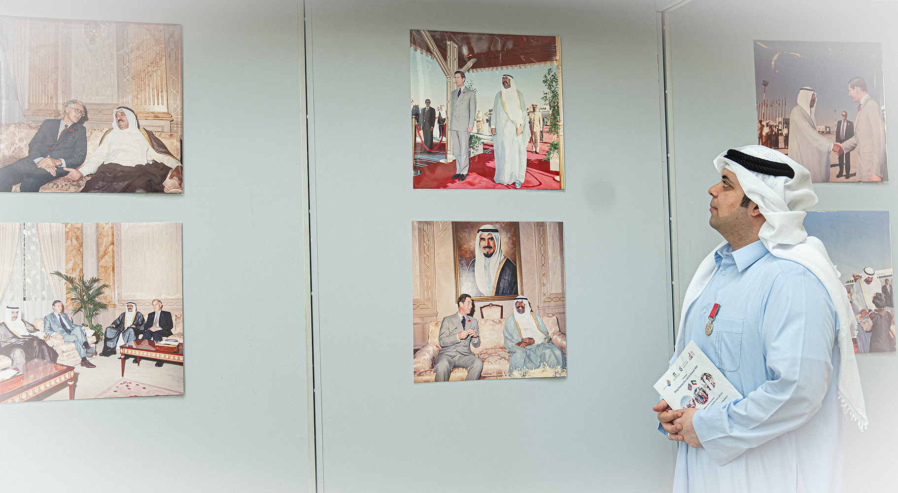 الباحث عيسى دشتي مع مجموعته من الصور التاريخية