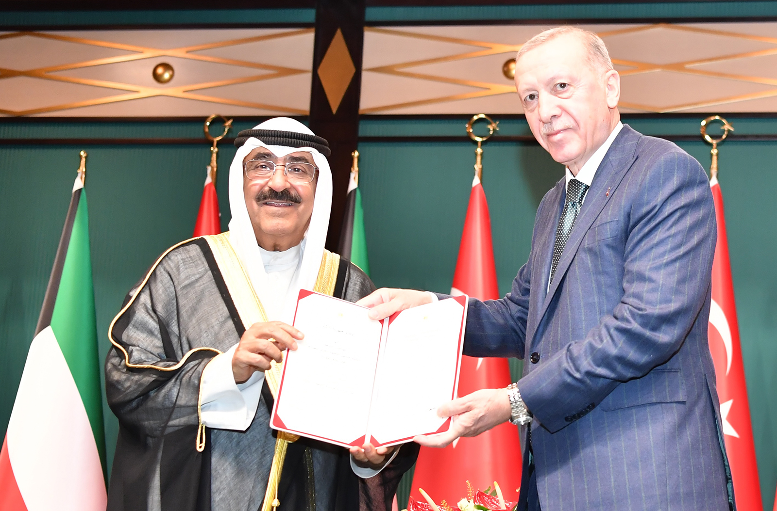 الرئيس التركي يقلد سمو أمير البلاد وسام الدولة