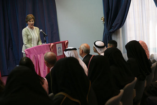 حرم الرئيس الامريكي لورا بوش اثناء زيارتها لدولة الامارات العربية المتحدة