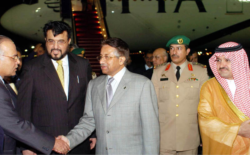 Pakistani President Pervez Musharraf arrives in Saudi Arabia