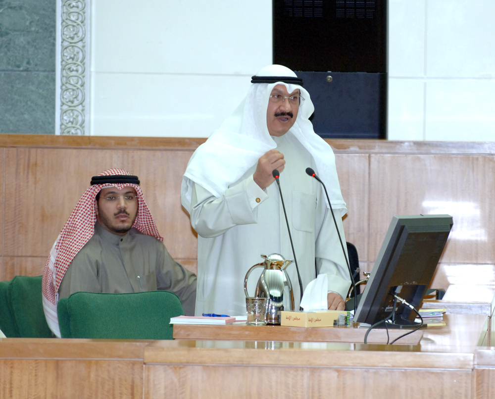 محافظ بنك الكويت المركزي الشيخ سالم عبدالعزيز الصباح أثناء عرض قدمه أمام مجلس الامة في جلسته العادية خلال مناقشة مديونيات المواطنين