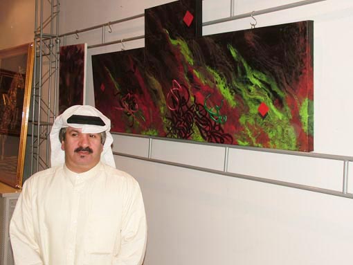 الفنان التشكيلي الكويتي فاضل الرئيس اثناء مشاركته في معرض (الوان خليجية)