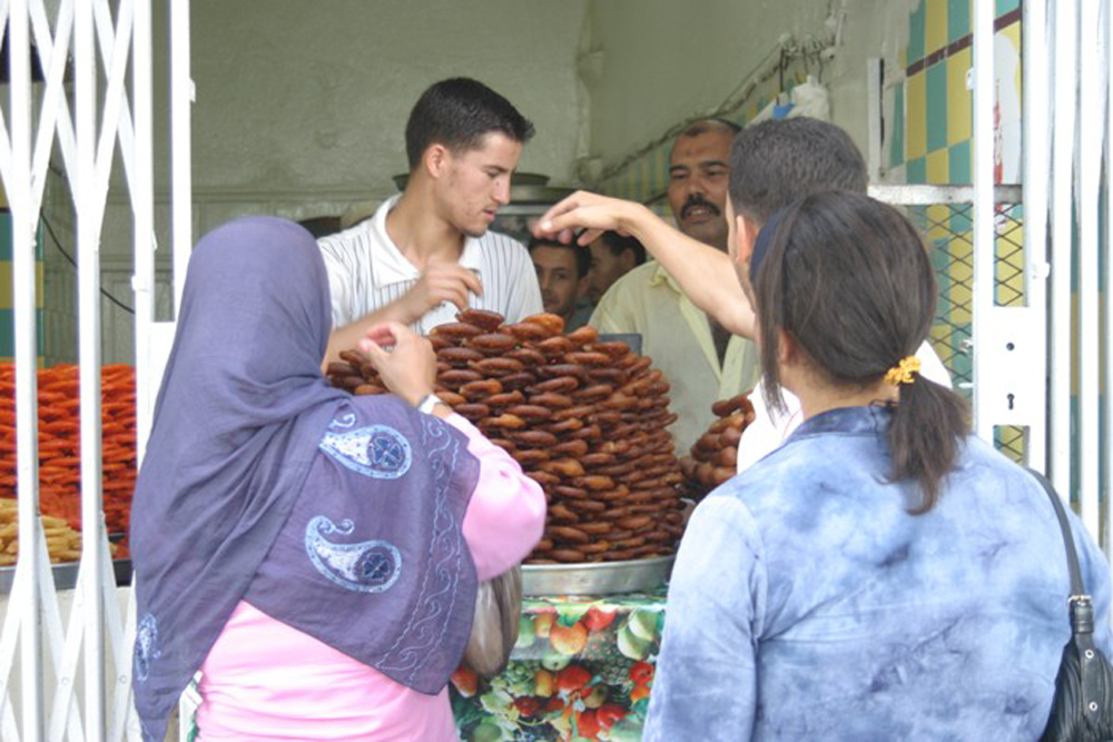 حلويات (الخفاف) و(قلب الوز) و(الزلابية) تعتبر من الحلويات المشهورة في الجزائر