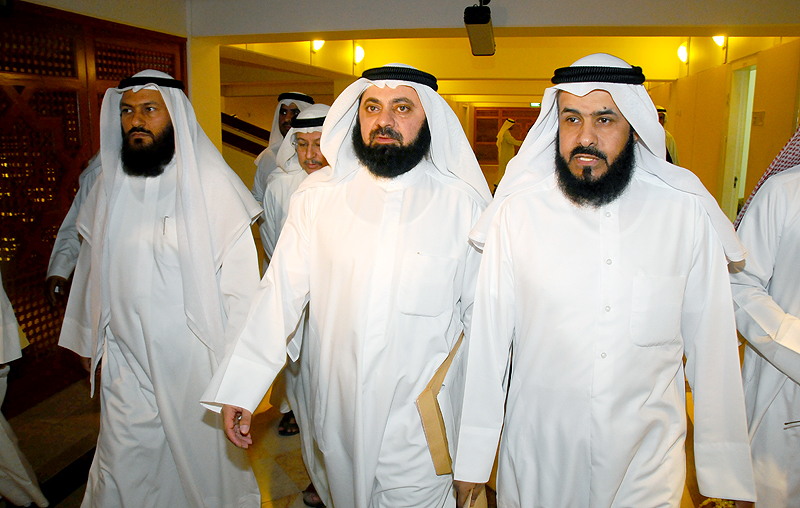 النواب وليد الطبطبائي وعبدالله البرغش ومحمد هايف المطيري اثناء توجههم لتقديم الاستجواب