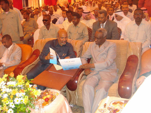 نائب الرئيس السوداني ووالي الخرطوم يطالعان تصميم (جراند) لمدينة النور