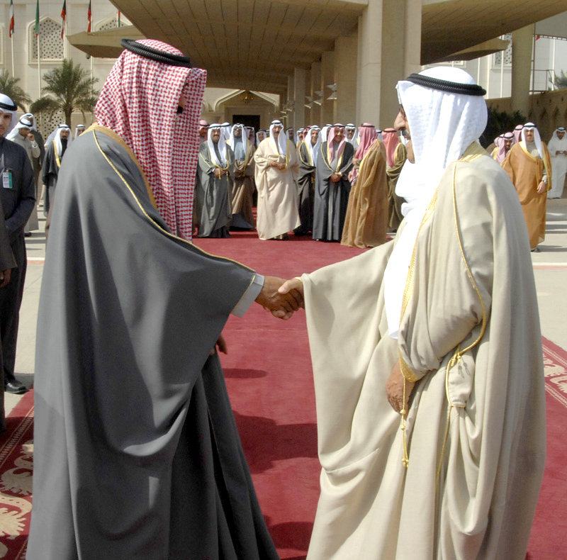 حضرة صاحب السمو امير البلاد الشيخ صباح الاحمد الجابر الصباح حفظه الله ورعاه يصافح سمو نائب الامير ولي العهد الشيخ نواف الاحمد الجابر الصباح أثناء مغادرته ارض الوطن