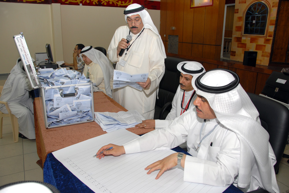 جانب من عملية فرز الاصوات