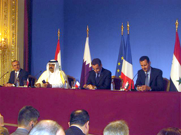 الرئيس الفرنسي نيكولا ساركوزي أثناء ختام قمة رباعية جمعت ساركوزي بالرئيسين السوري بشار الاسد واللبناني ميشال سليمان وامير دولة قطر الشيخ حمد بن خليفة آل ثاني