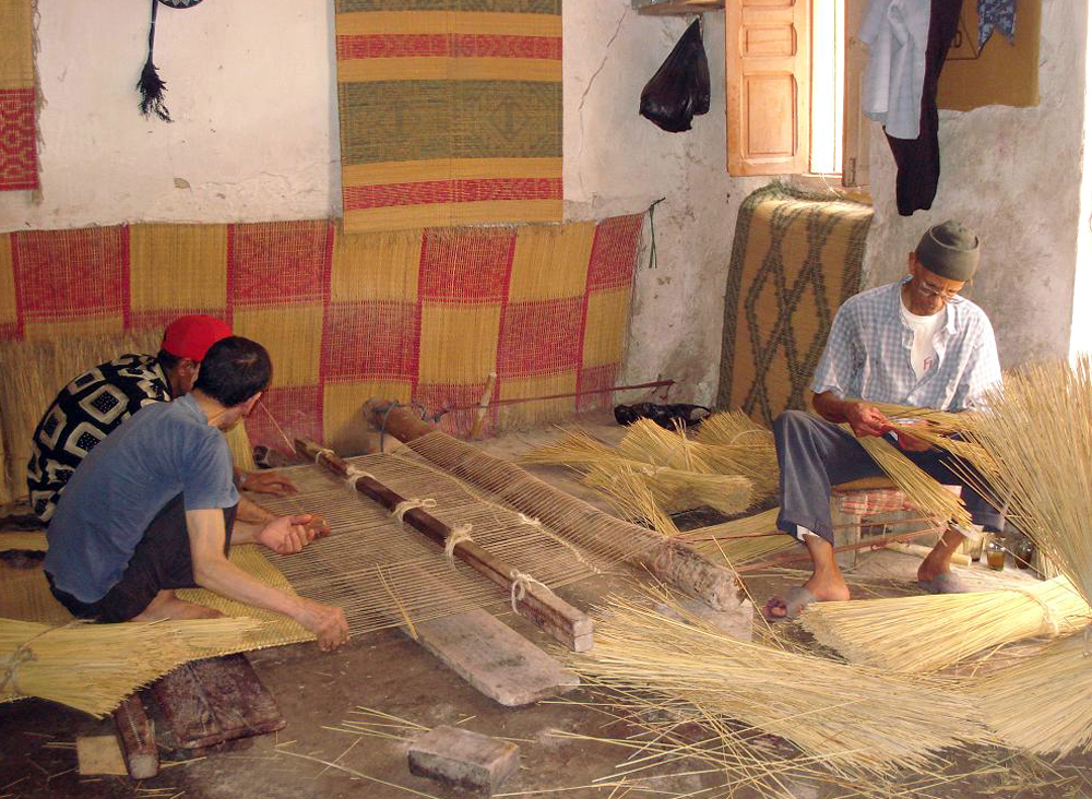 مجموعة من العاملين اثناء صناعةا لحصير التقليدي بالمغرب