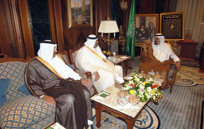 خادم الحرمين الشريفين الملك عبد الله بن عبد العزيز و أمير دولة قطر الشيخ حمد بن خليفة آل ثاني خلال جلسة المباحثاث