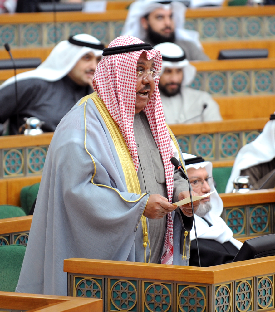وزير الداخلية الشيخ جابر الخالد الصباح أثناء تأديته اليمين الدستورية أمام المجلس