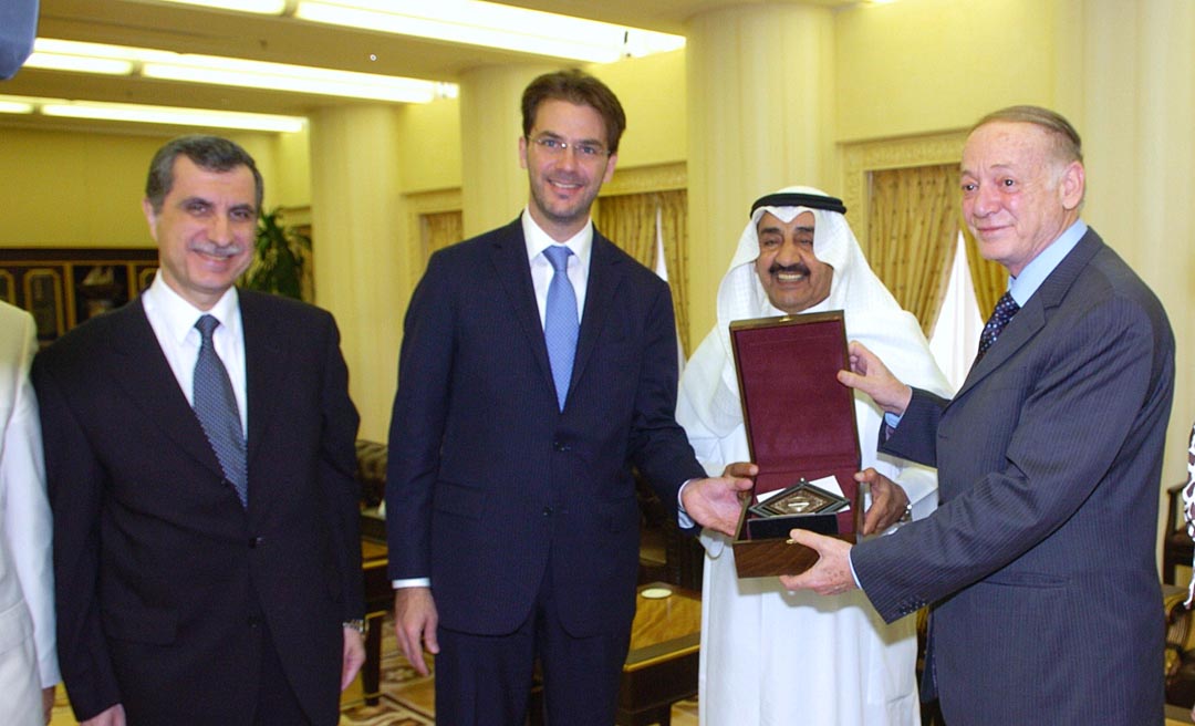 رئيس مجلس الامة جاسم محمد الخرافي أثناء استقباله  النائب في مجلس النواب اللبناني روبيرت روبير فاضل والوفد المرافق له