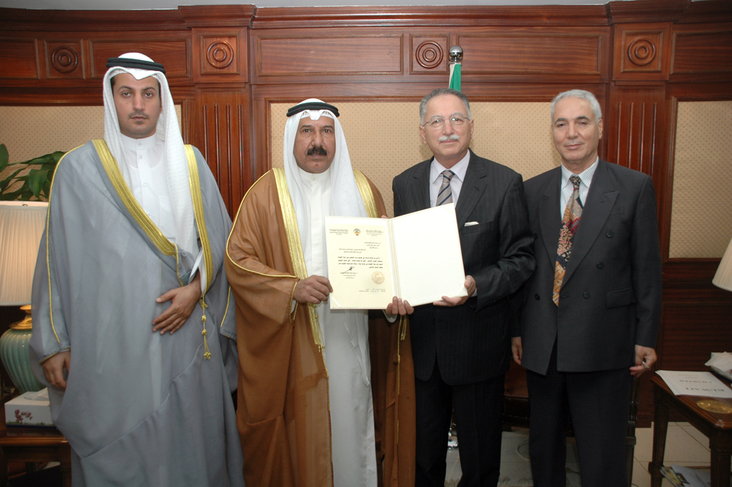 الامين العام لمنظمة المؤتمر الاسلامي أكمل الدين احسان أوغلو أثناء استقباله القنصل العام لدولة الكويت في مدينة جدة السعودية علي سلمان الهيفي