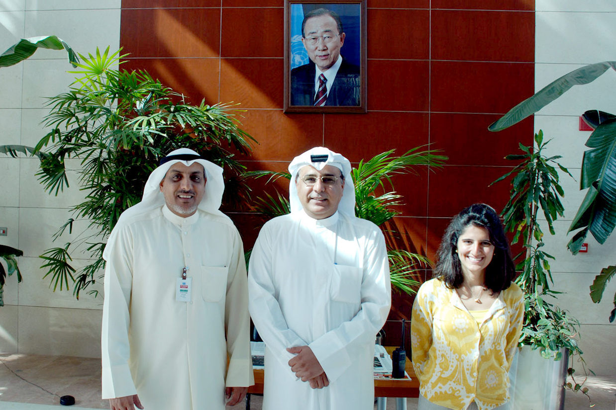 منسق الاتصالات الخارجية في الفريق ضاري الحويل مع مساعد الممثل المقيم للبرنامج مبارك العدواني ومسؤولة البرامج في المنظمة مي العيسى بعد الاجتماع