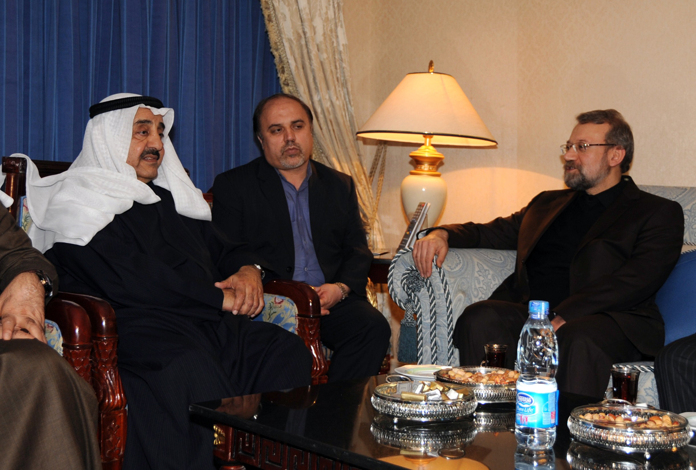رئيس مجلس الأمة جاسم محمد الخرافي أثناء استقباله رئيس مجلس الشورى الايراني على لاريجاني