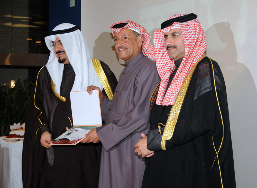 وزير النفط ووزير الاعلام الشيخ أحمد العبد الله الاحمد الصباح يكرم رئيس اللجنة المنظمة ورئيس مركز (كونا) للتصوير انور الحساوي