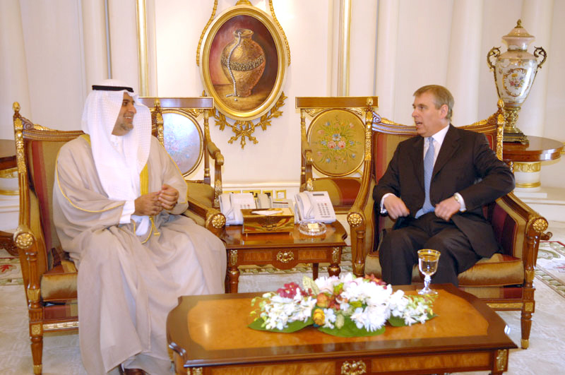 صاحب السمو الملكي الأمير أندرو دوق يورك أثناء استقباله وزير الكهرباء والماء ووزير المواصلات نبيل خلف سعيد بن سلامة