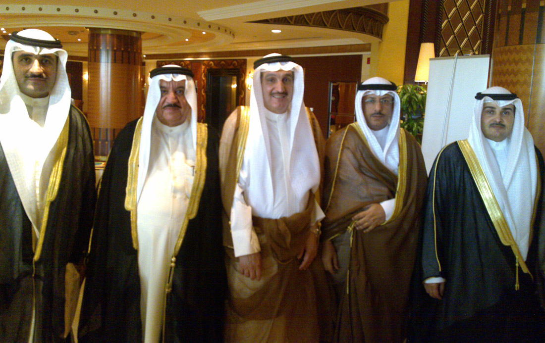 مدير عام الادارة العامة للهجرة فى وزارة الداخلية بالكويت العميد كامل محمود العوضي يتوسط وفد دولة الكويت المشارك في اجتماع مدراء جوازات دول مجلس التعاون الخليجي