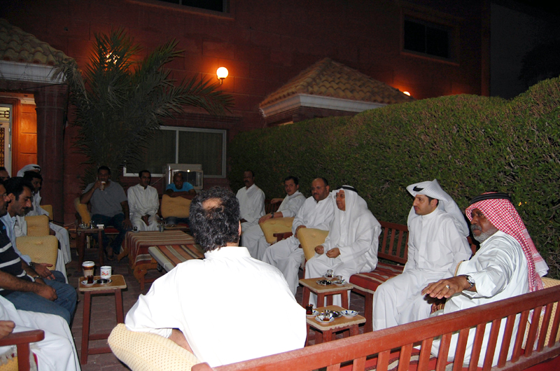 وزير الكهرباء والماء الدكتور بدر شبيب الشريعان في احدى الدوانيات يستمع لمشاكل المواطنين