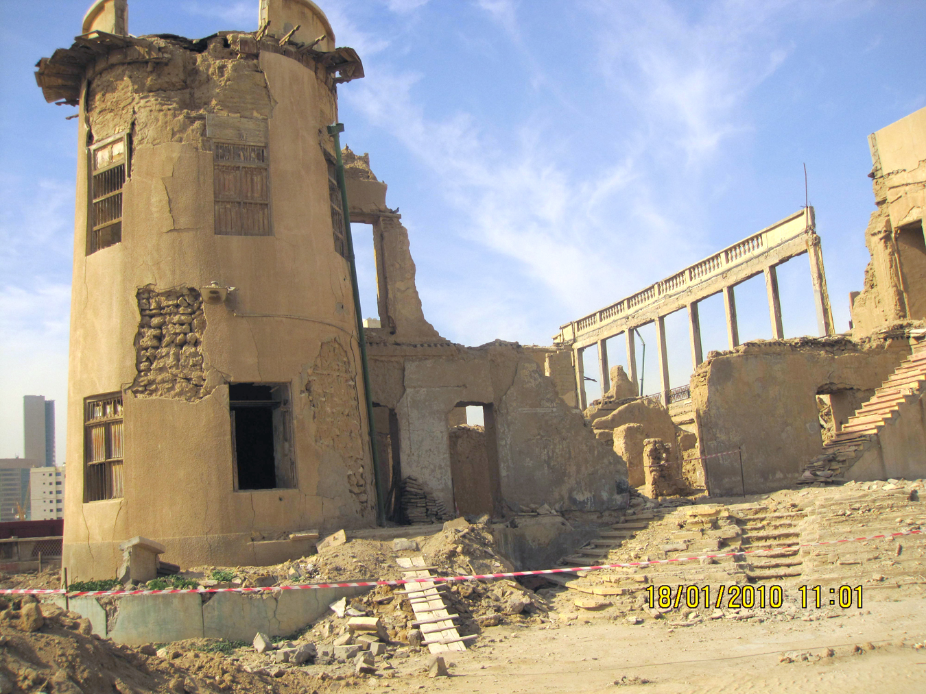 جانب من العمل على اعادة تأهيل ديوان وقصر الشيخ خزعل الواقعين في منطقة دسمان
