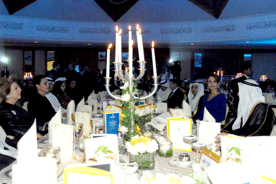 جلالة الملكة رانيا العبدالله ورئيسة بعثة الشرف المرافقة رئيسة مركز العمل التطوعي الشيخة امثال الاحمد الجابر الصباح أثناء حفل عشاء خيري لدعم مبادرة مدرستي فلسطين