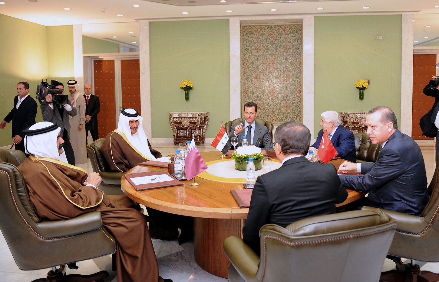 قادة سوريا وقطر وتركيا يبدأون قمة ثلاثة بدمشق لبحث الأزمة في لبنان