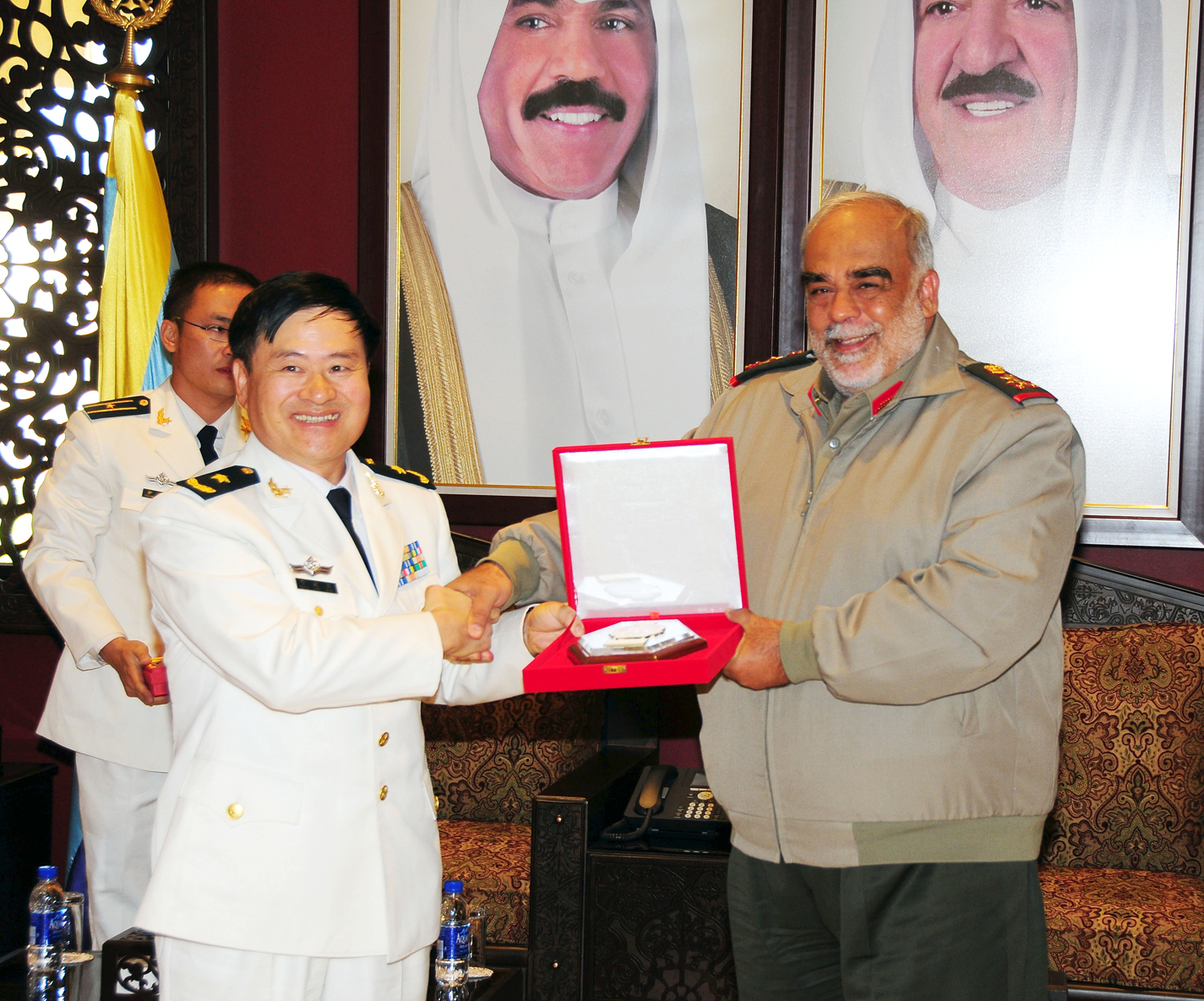 رئيس الأركان العامة للجيش الكويتي الفريق الركن أحمد الخالد الصباح أثناء استقباله  قائد الاسطول البحري الصيني اللواء قوان جيانقوا