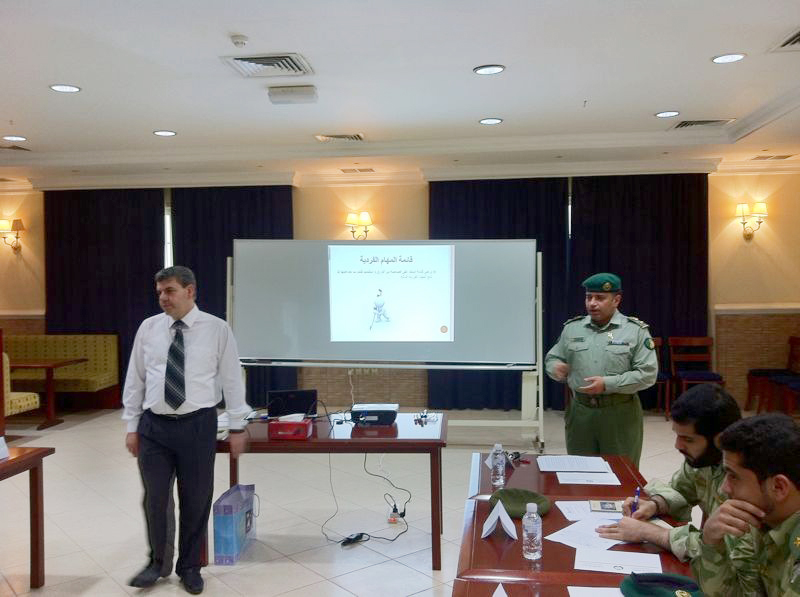 جانب من دورة (قياس تقييم الخطط التشغيلية وتقييم أداء الأفراد) باشراف رئيس فرع التخطيط الاستراتيجي في الحرس الوطني المقدم جمال عبدالعزيز المطوع