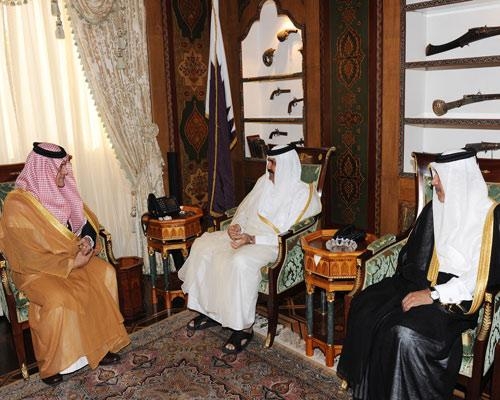 امير قطر الشيخ حمد بن خليفة ال ثاني مع وزير الخارجية السعودي الامير سعود الفيصل