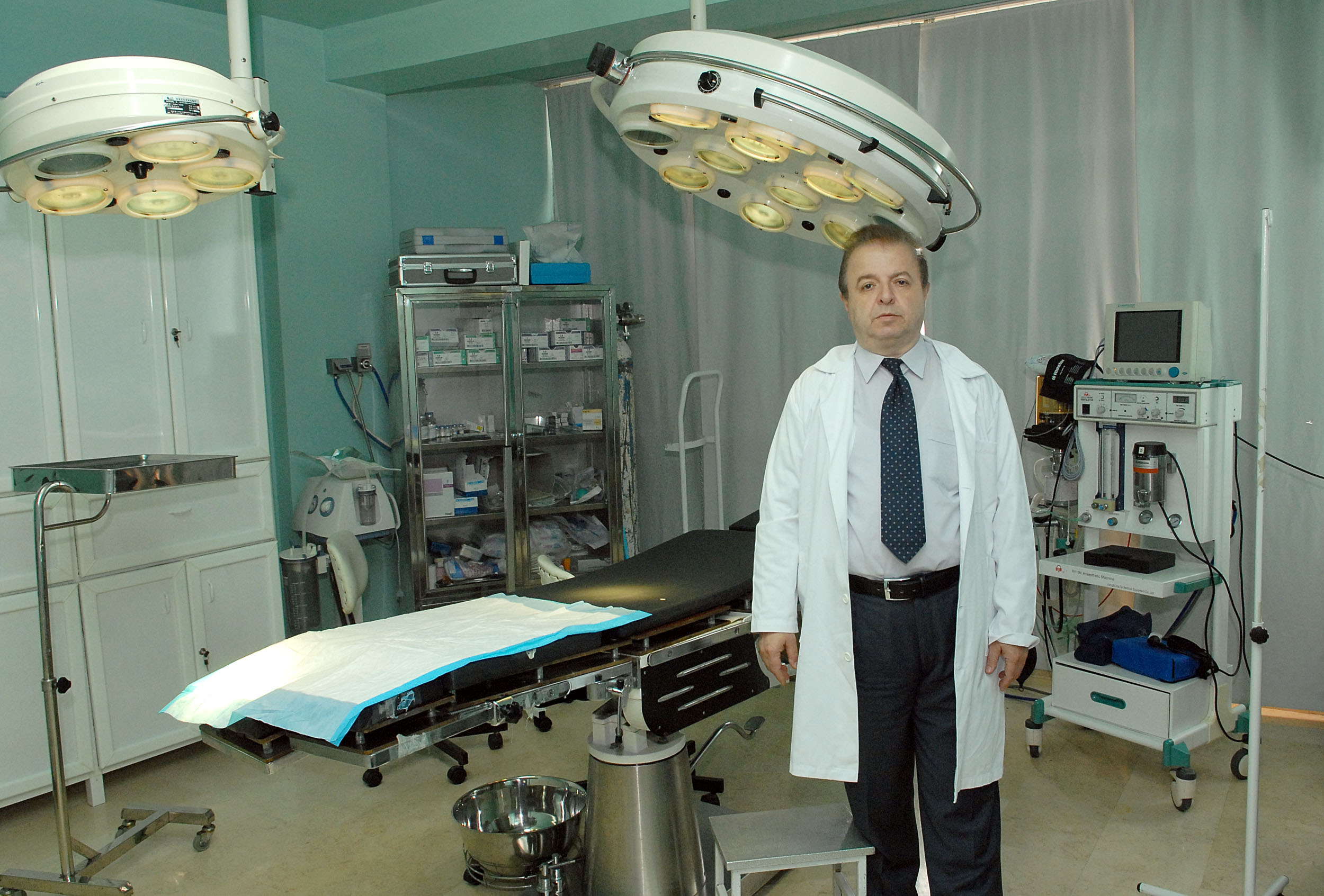 الاخصائي في جراحة التجميل اللبناني الدكتور نزار شهاب في عيادته المتخصصة في مجال جراحة التجميل