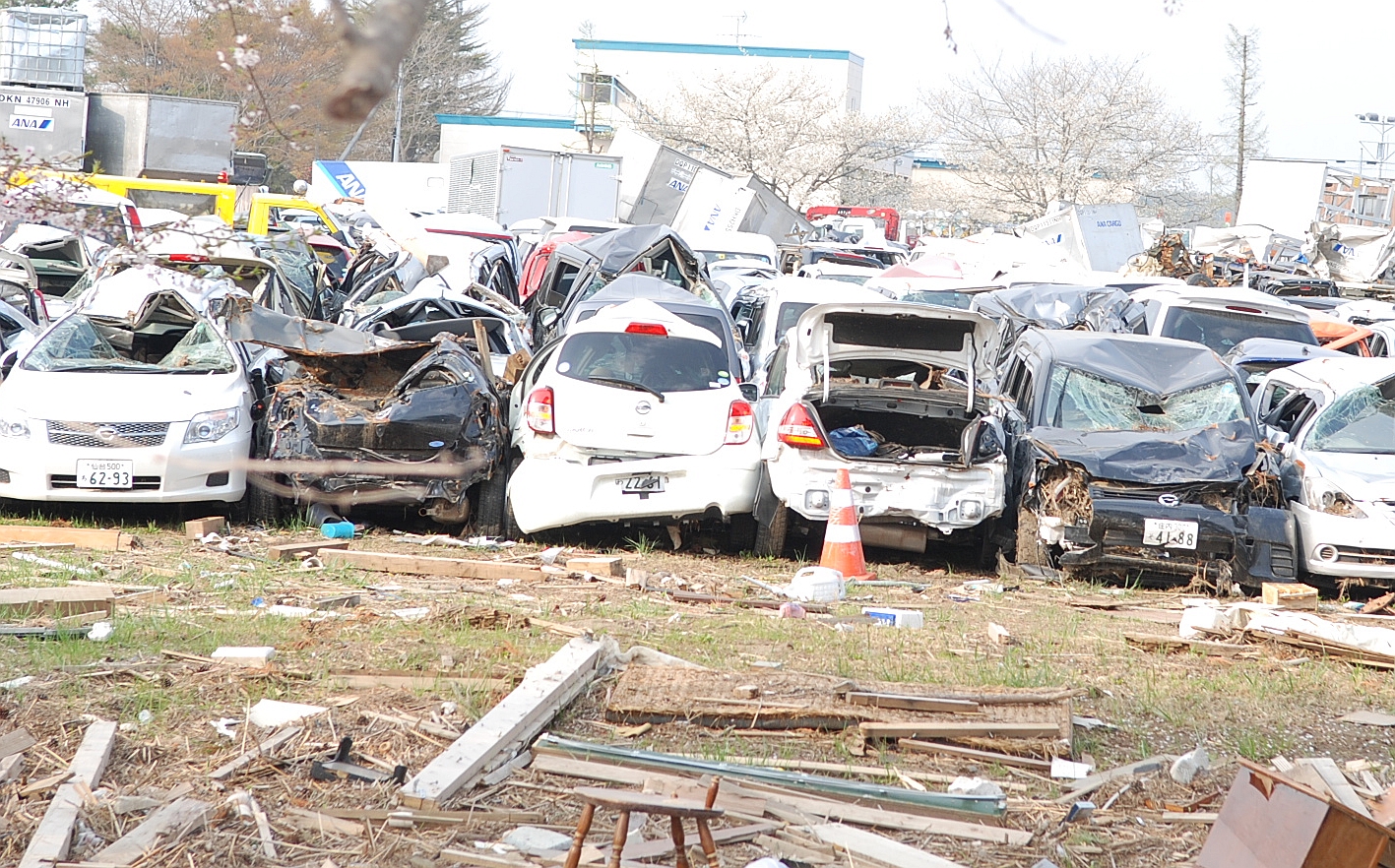 مئات السيارات المحطمة بالقرب من مطار سينداي 
