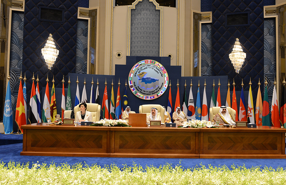 سمو أمير البلاد الشيخ صباح الاحمد الجابر الصباح حفظه الله ورعاه و المنسق العام لمنتدى حوار التعاون الاسيوي رئيسة وزراء مملكة تايلند ينفلوك شيناواترا