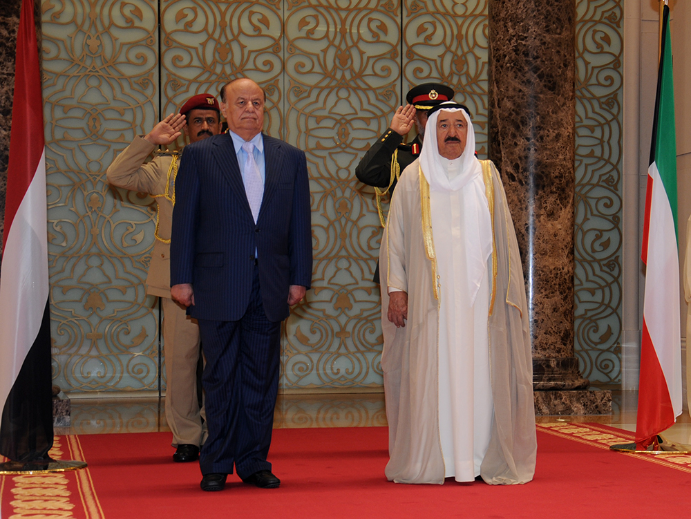 فخامة الرئيس عبدربه منصور هادي رئيس الجمهورية اليمنية الشقيقة أثناء مغادرته وفي وداعه حضرة صاحب السمو أمير البلاد الشيخ صباح الأحمد الجابر الصباح