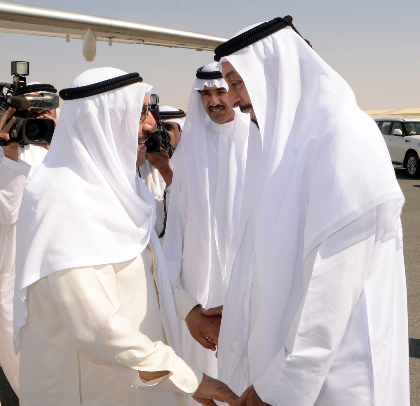 حضرة صاحب السمو أمير البلاد الشيخ صباح الأحمد الجابر الصباح حفظه الله ورعاه أثناء زيارته إلى أخيه حضرة صاحب السمو الشيخ خليفة بن زايد آل نهيان رئيس دولة الامارات العربية المتحدة الشقيقة