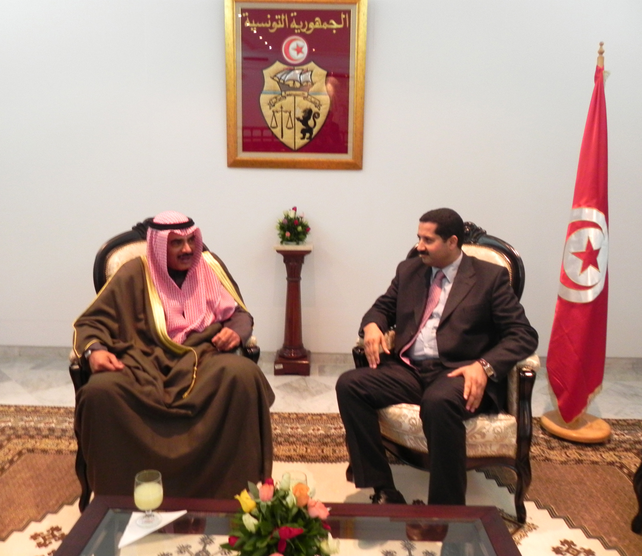 نائب رئيس مجلس الوزراء ووزير الخارجية ووزير الدولة لشؤون مجلس الوزراء الشيخ صباح خالد الحمد الصباح و كاتب الدولة لوزير الشؤون الخارجية التونسي والمكلف بالشؤون الأوروبية عبدالله عبداللالي