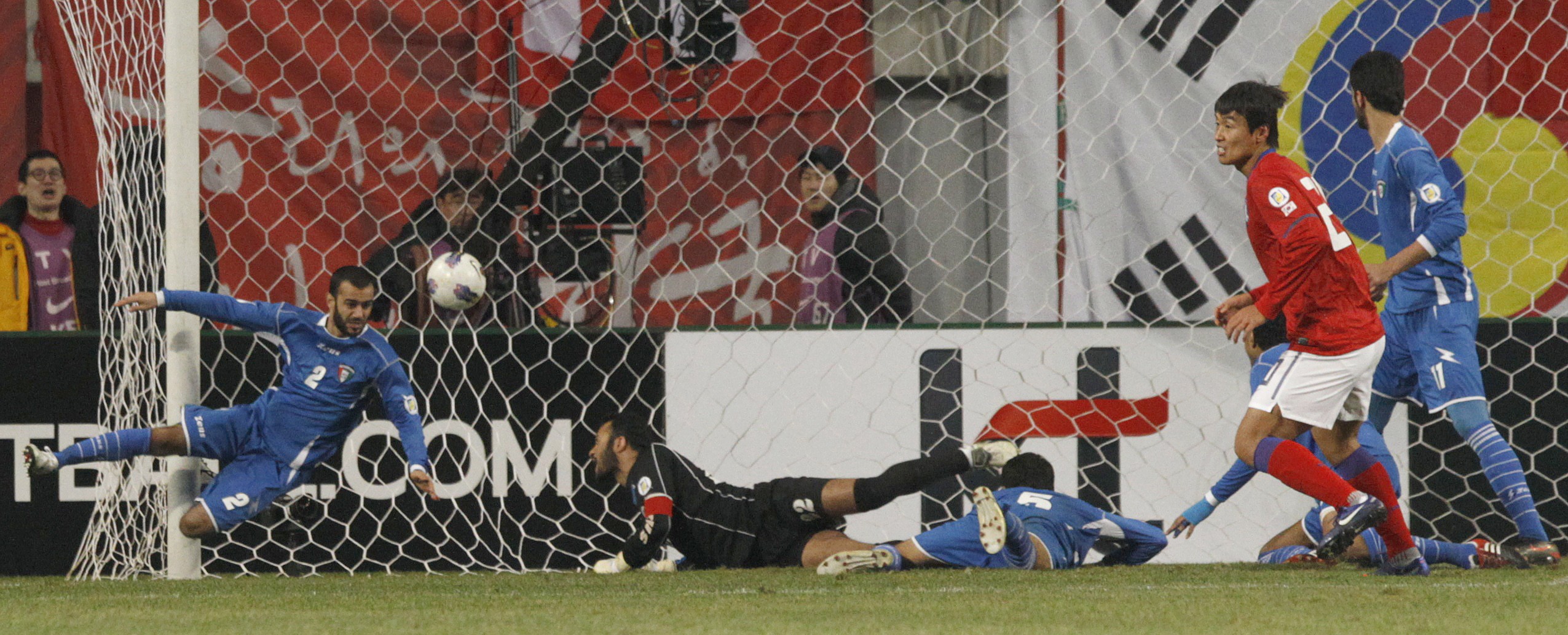 جانب من مباراة منتخب الكويت لكرة القدم أمام مستضيفه الكوري الجنوبي