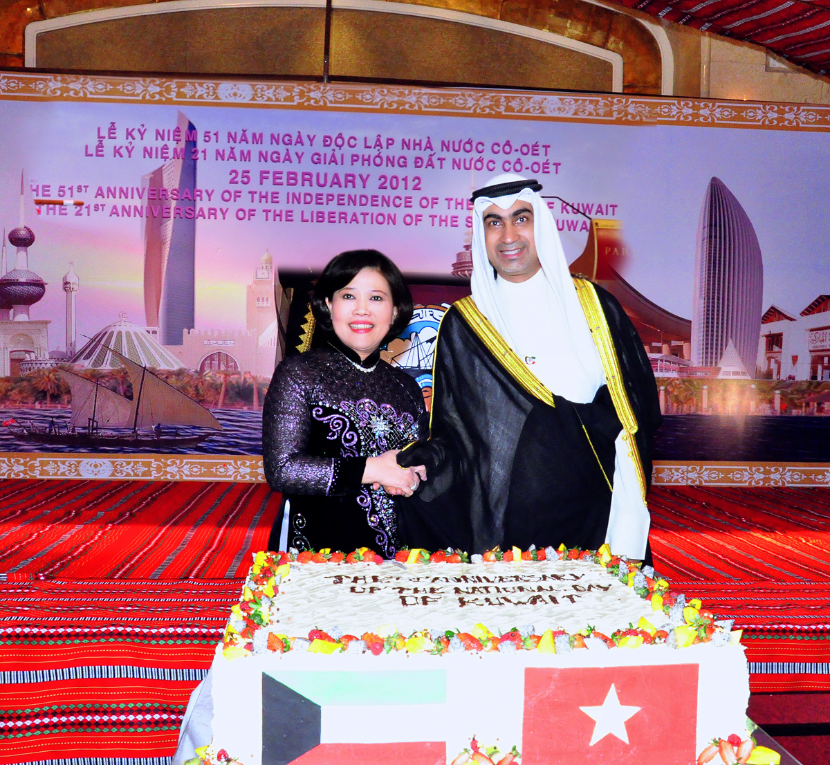 القائم بالأعمال بالانابة للسفارة الكويتية في فيتنام المستشار عبدالرزاق حمود الخليفة و نائبة رئيس اللجنة الشعبية السيدة نوين تاي هونغ ممثلة عن الحكومة الفيتنامية