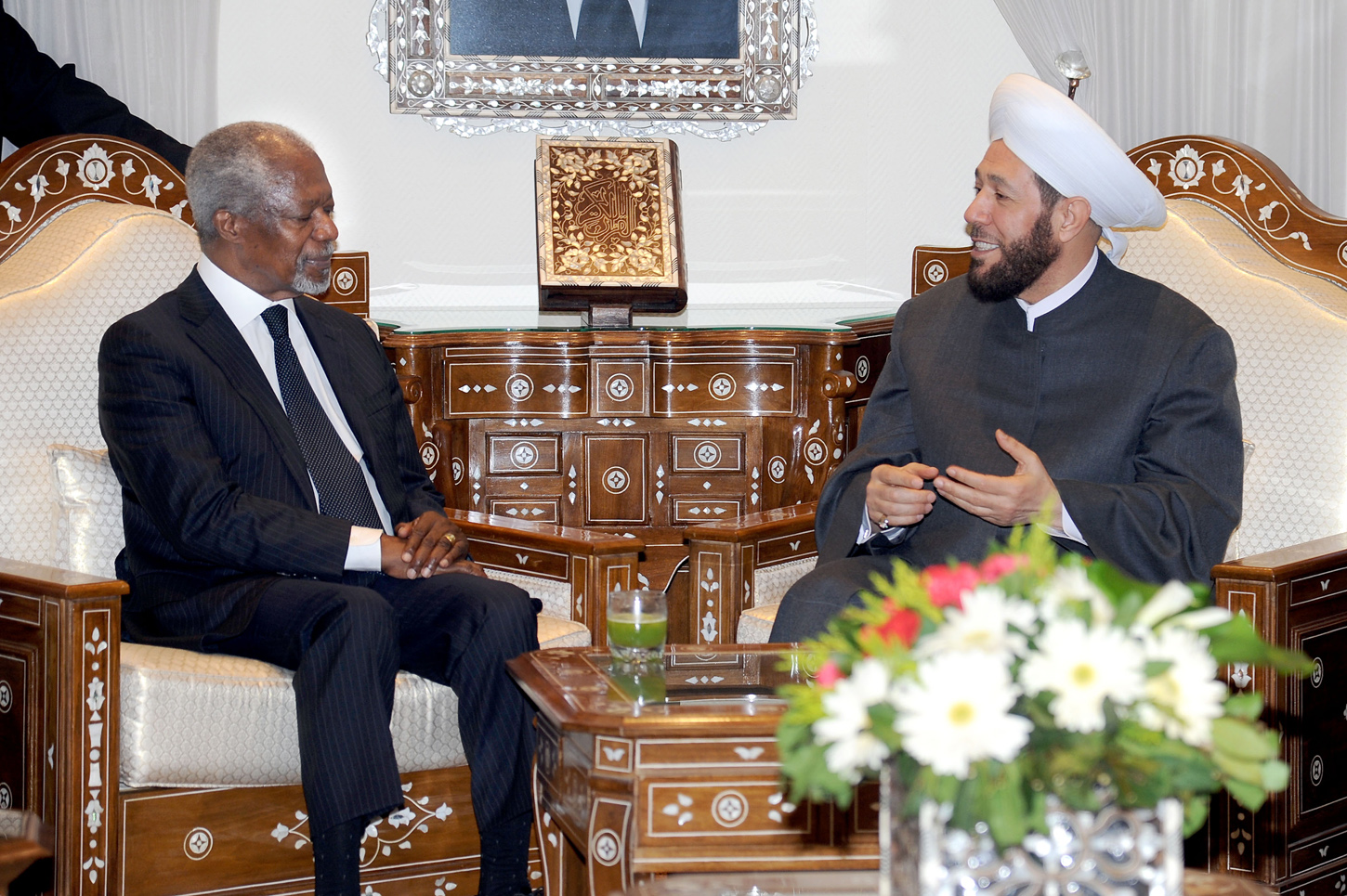 المبعوث المشترك للامم المتحدة وجامعة الدول العربية الى سوريا كوفي عنان اثناء لقائه بمفتي عام سوريا الشيخ بدر الدين حسون