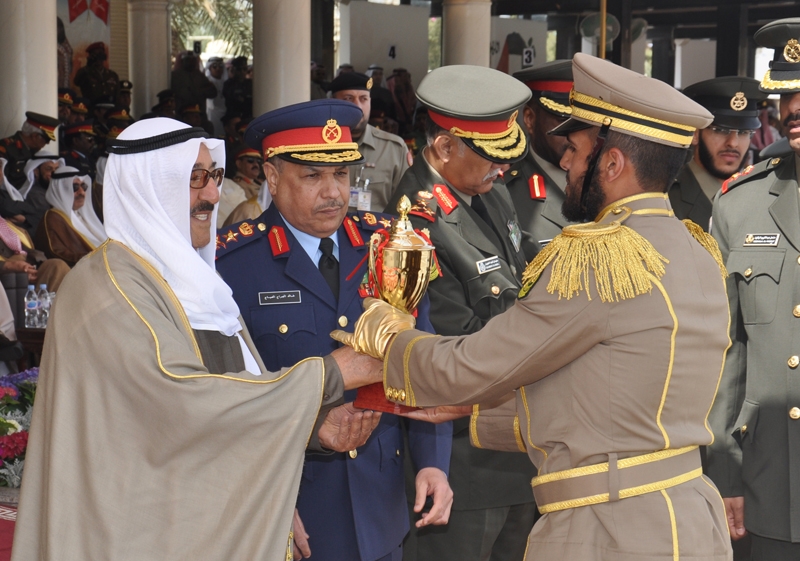 حضرة صاحب السمو امير البلاد الشيخ صباح الاحمد الجابر الصباح حفظه الله ورعاه أثناء توزيع الجوائز على الطلبة الاوائل والمتفوقين من كلية علي الصباح العسكرية