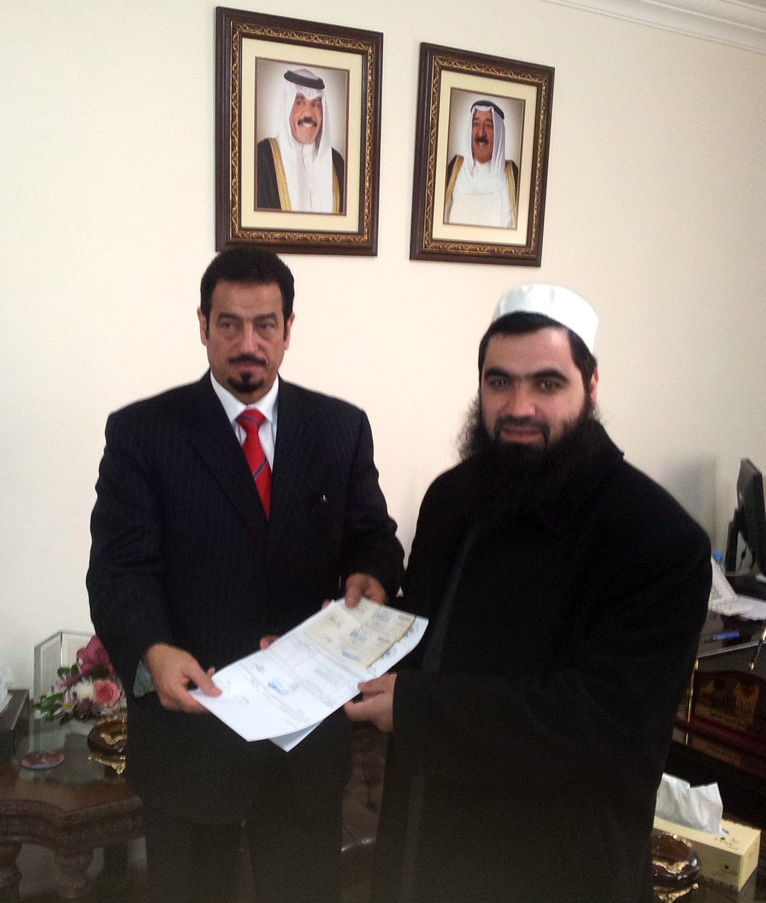 سفير دولة الكويت لدى المملكة الاردنيه الاردنية الهاشمية الدكتور حمد الدعيج مع رئيس المشاريع والايتام في لجنة زكاة القدس أشرف عمران سلهب