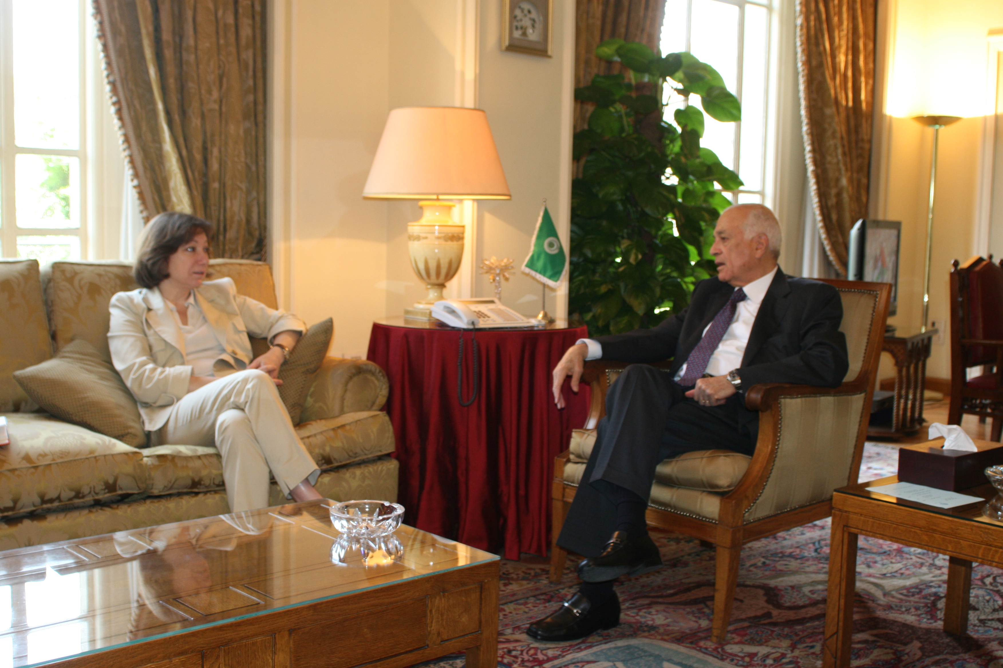 الامين العام للجامعة العربية نبيل العربي ملتقيا المتحدثة باسم المجلس الوطني السوري المعارض الدكتورة بسمة قضماني