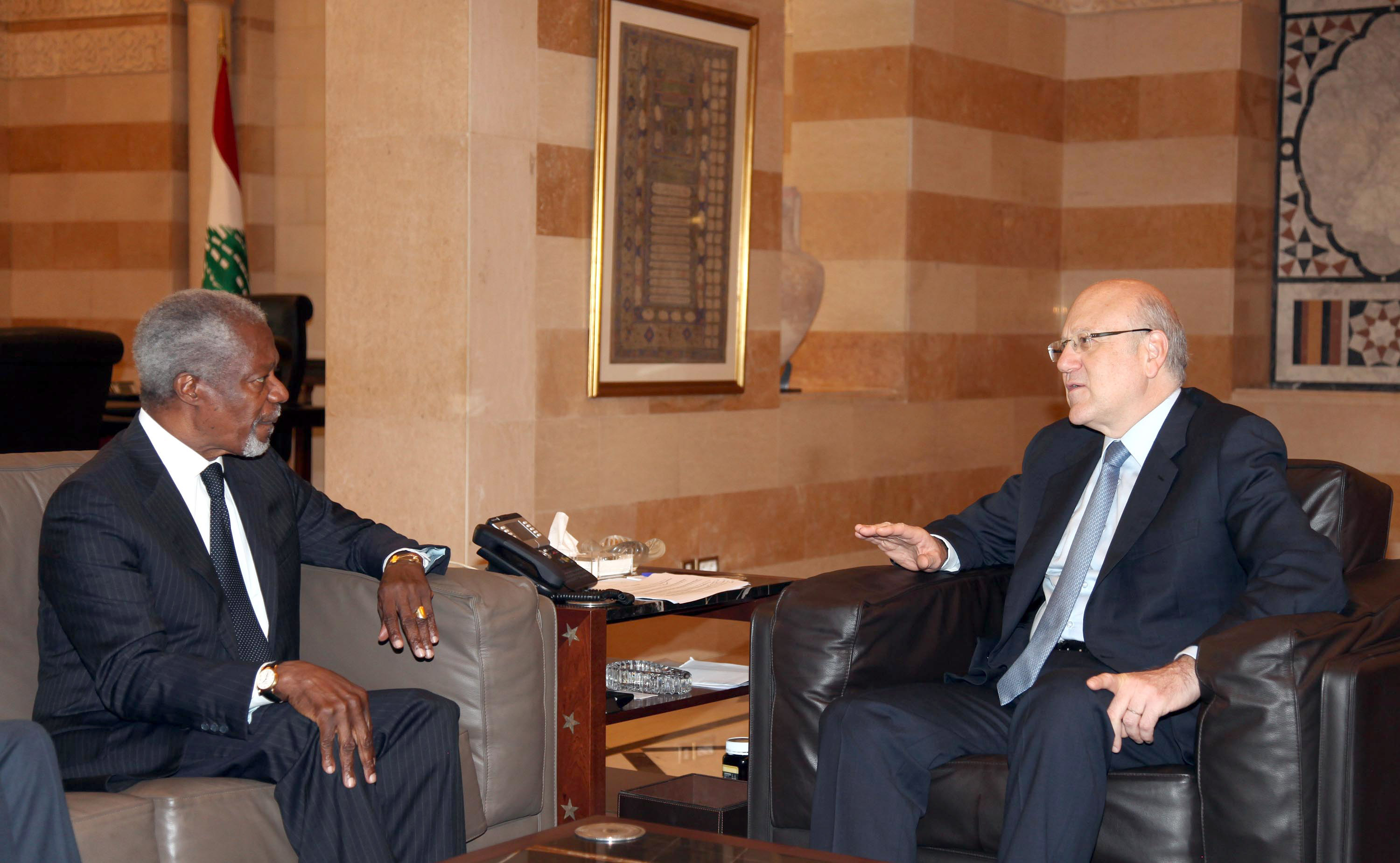 رئيس الوزراء اللبناني نجيب ميقاتي  مع المبعوث الاممي - العربي المشترك الى سوريا كوفي عنان