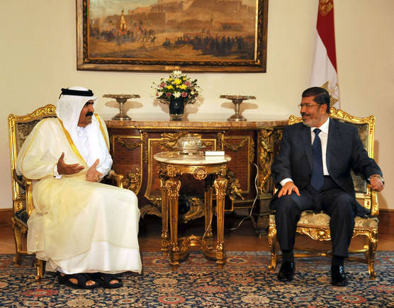 الرئيس المصري محمد مرسي مع أمير دولة قطر الشيخ حمد بن خليفة آل ثاني