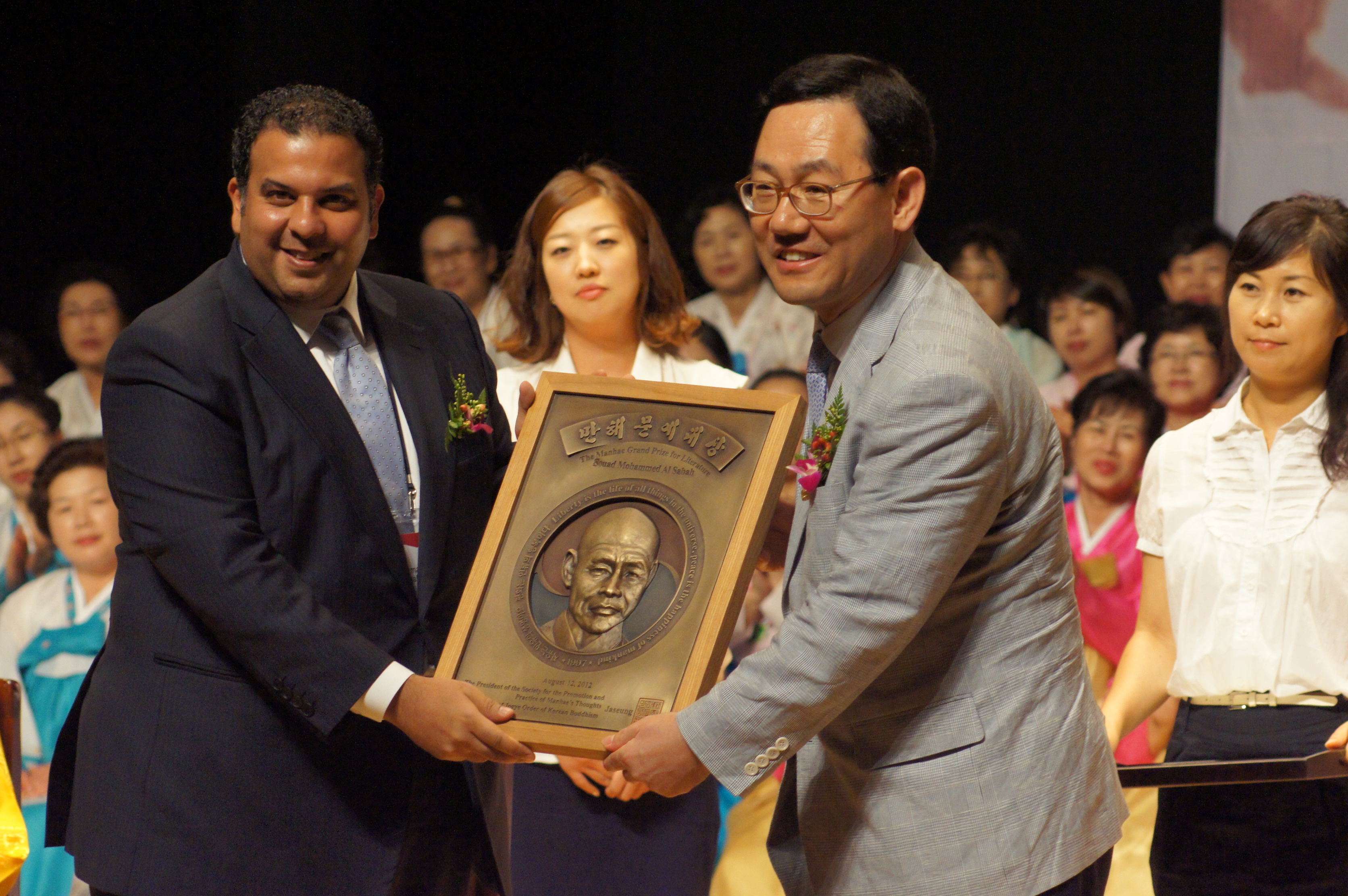 القائم بأعمال سفارة دولة الكويت في الجمهورية الكورية بالانابة عبدالرحمن شهاب الشهاب يتسلم بالانابة جائزة(مانهي) للادب لعام 2012 للشاعرة الكويتية الدكتورة سعاد محمد الصباح