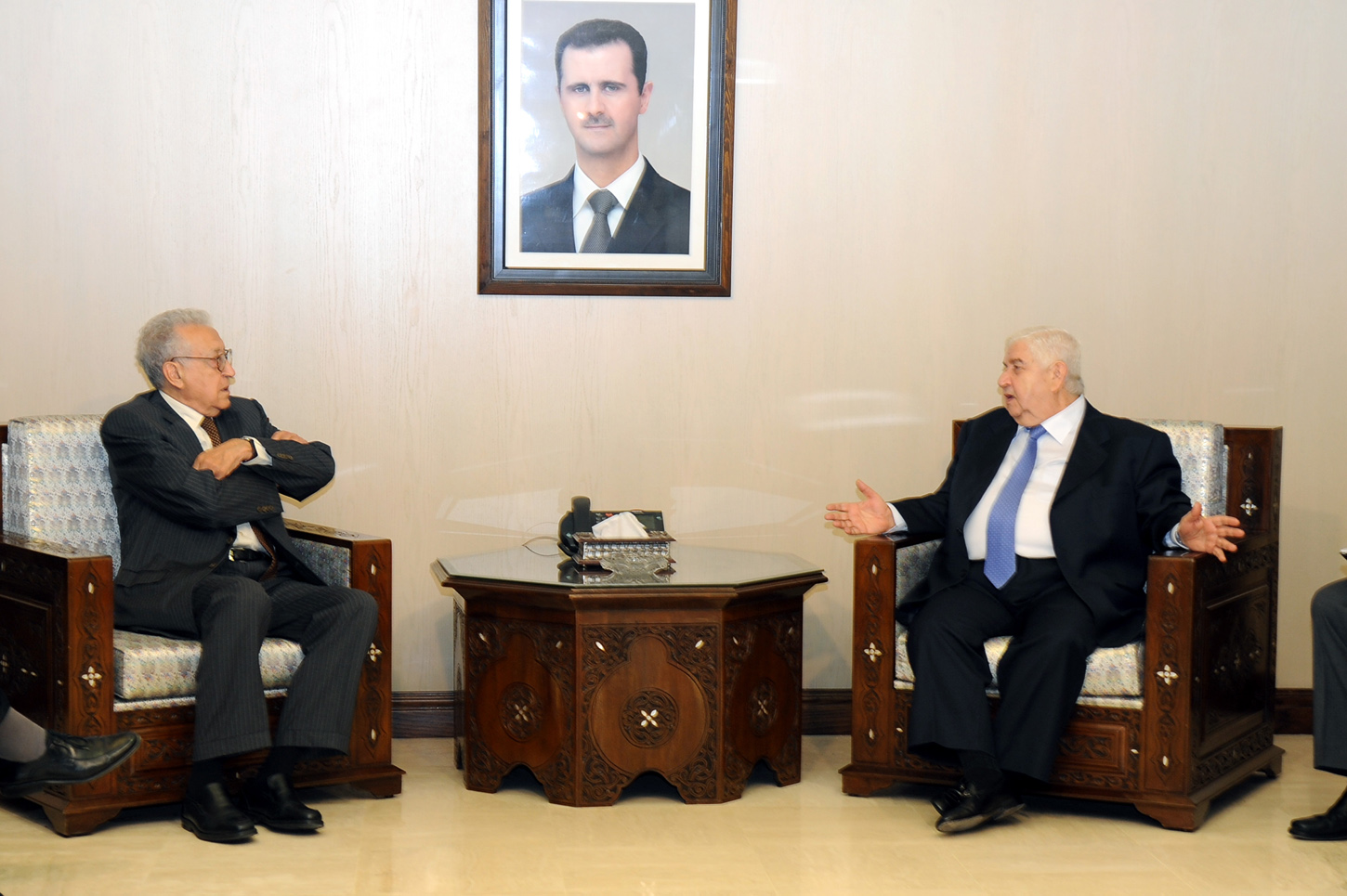 المبعوث الدولي والعربي المشترك الى سوريا الاخضر الابراهيمي يجتمع بوزير الخارجية السوري وليد المعلم