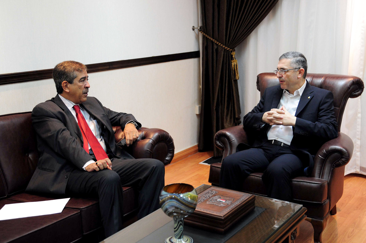 لقاء مدير مكتب المبعوث الاممي والعربي الاخضر الإبراهيمي الى سوريا مختار لماني بوزير الدولة للمصالحة الوطنية السوري علي حيدر