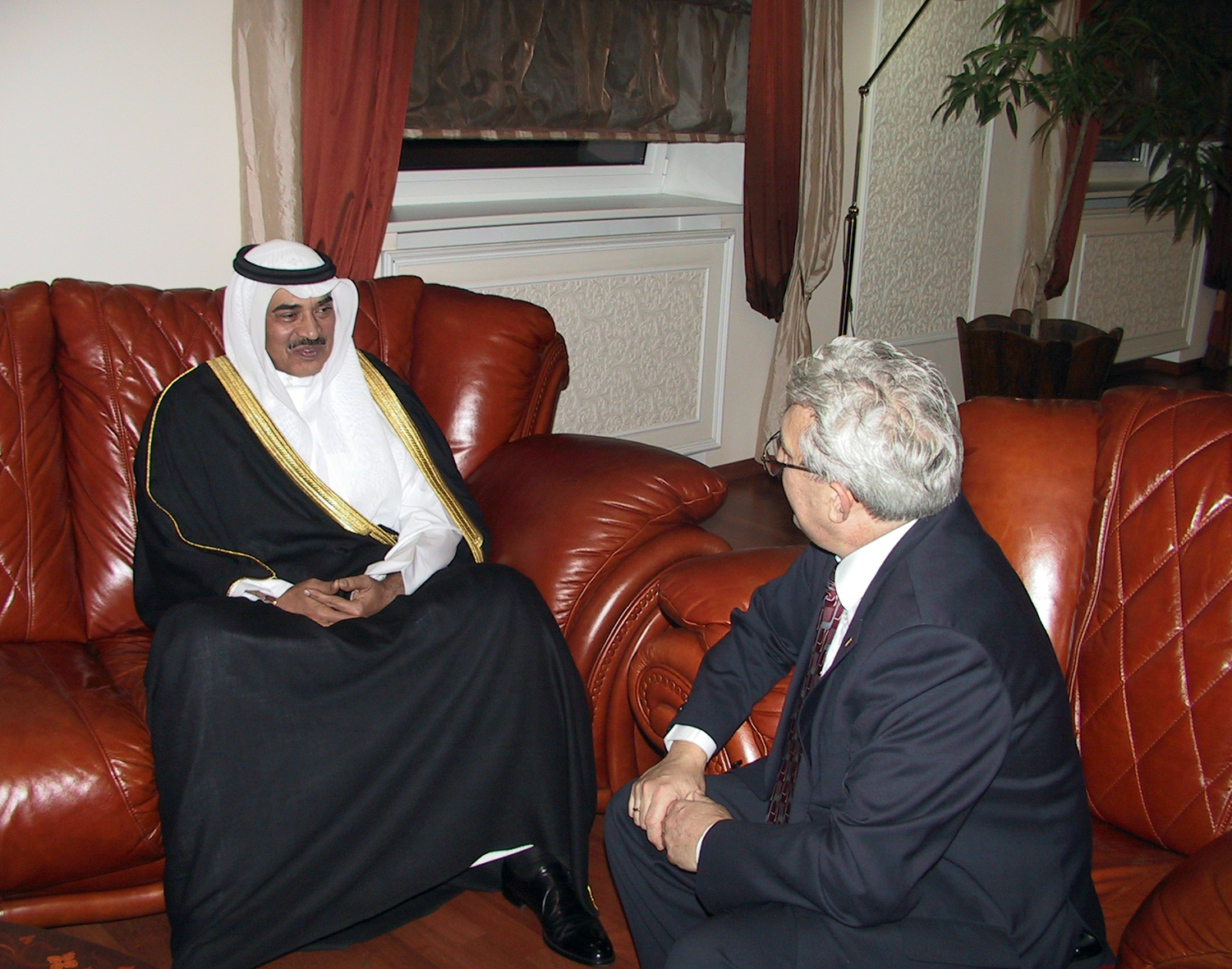 نائب رئيس مجلس الوزراء ووزير الخارجية الشيخ صباح خالد الحمد الصباح أثناء وصوله الى موسكو وفي استقباله نائب مدير ادارة البروتوكول في وزارة الخارجية الروسية الكسندر غراتشوف