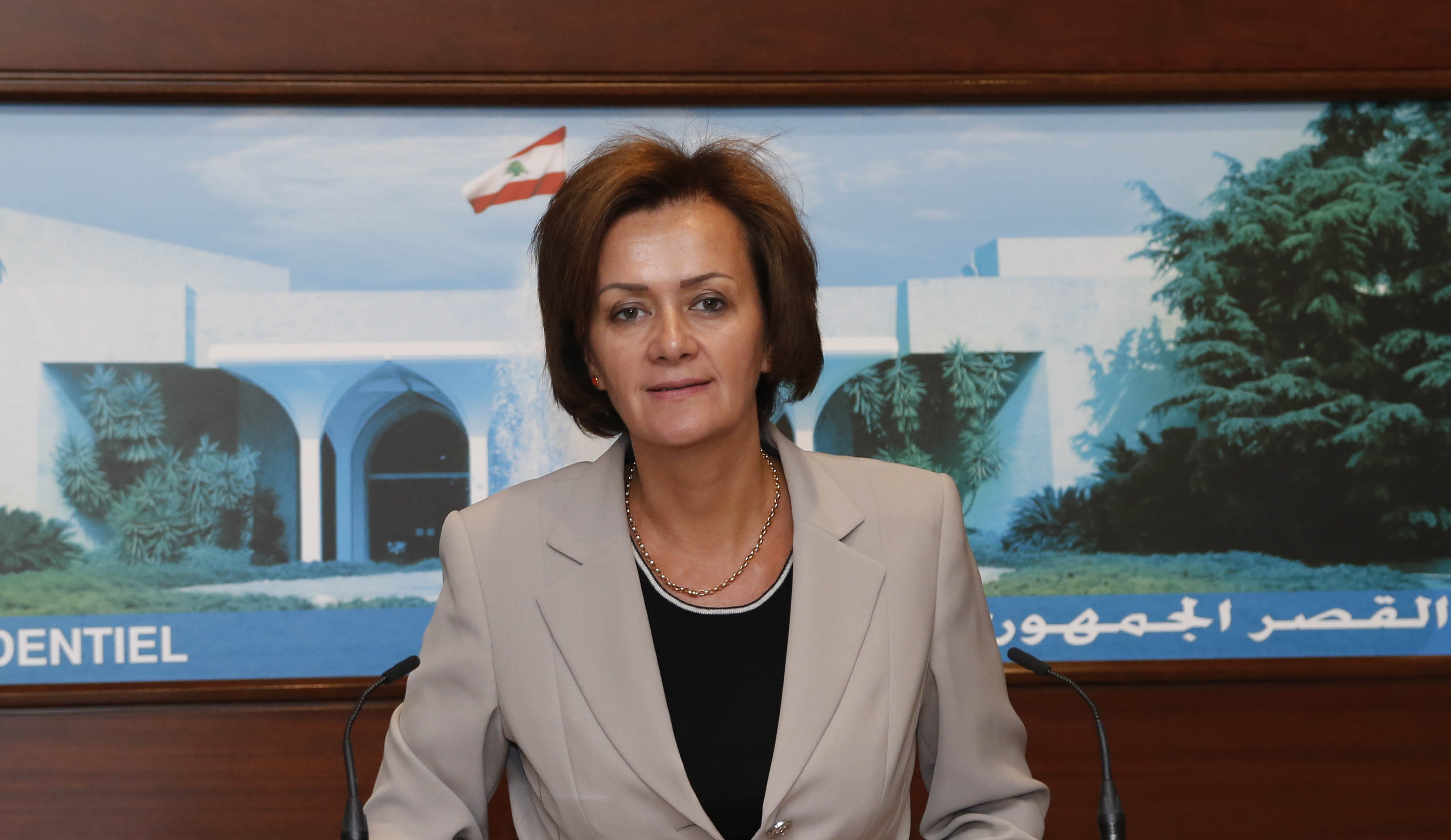 سفيرة الاتحاد الاوروبي لدى لبنان انجلينا ايخهورست أثناء تصريحها للصحافة