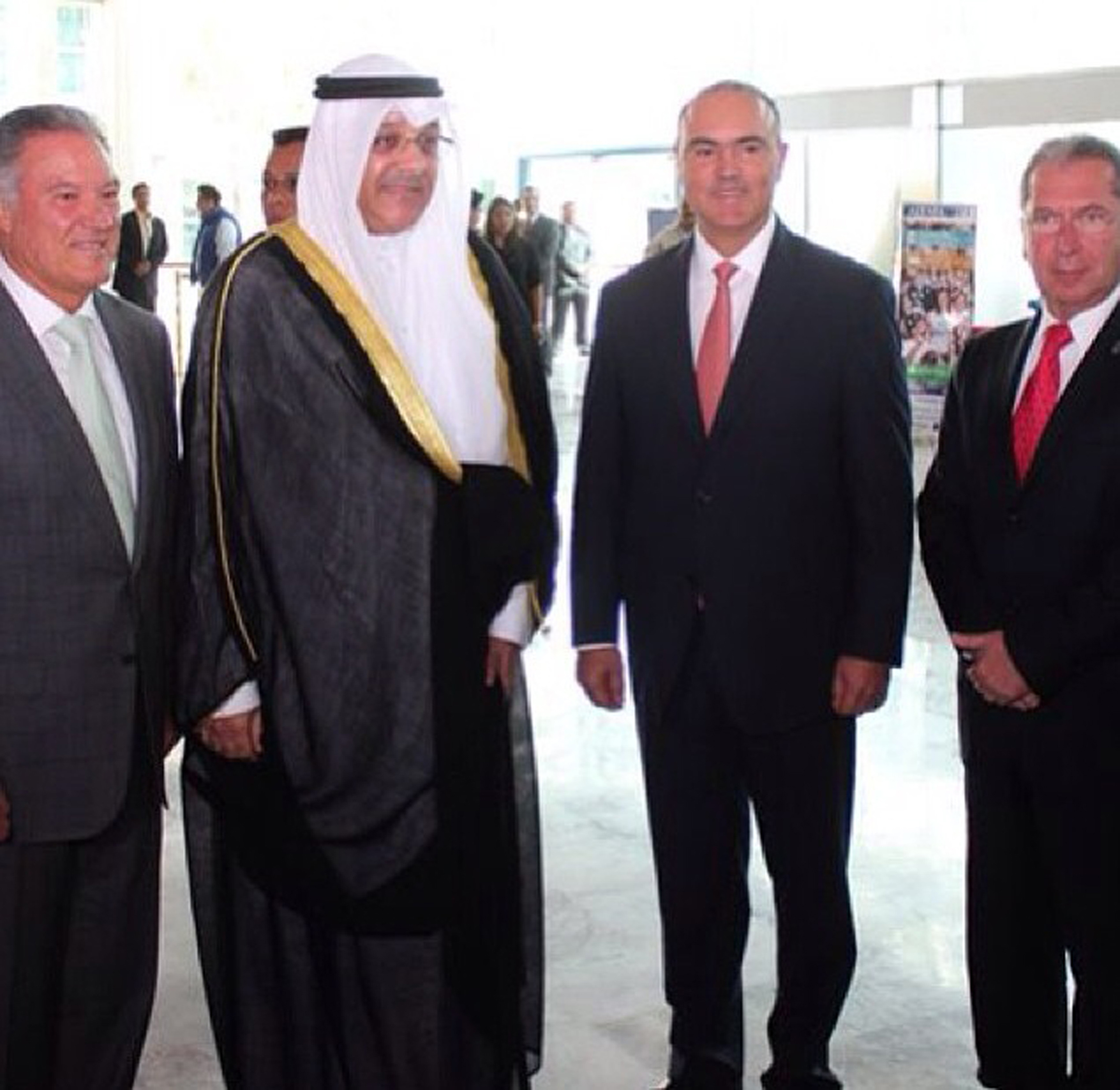 سفير دولة الكويت لدى الولايات المكسيكية المتحدة سميح جوهر حيات مع حاكم ولاية غيراتيرو المكسيكية خوسيه كالسادا روفيروسا